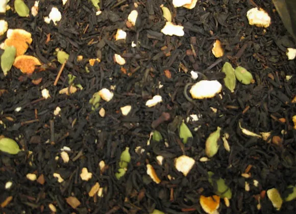 té negro, canela, naranja, cardamomo, clavo, jengibre, pimienta y vainilla. Su variedad de especies hacen de este té un afrodisiaco